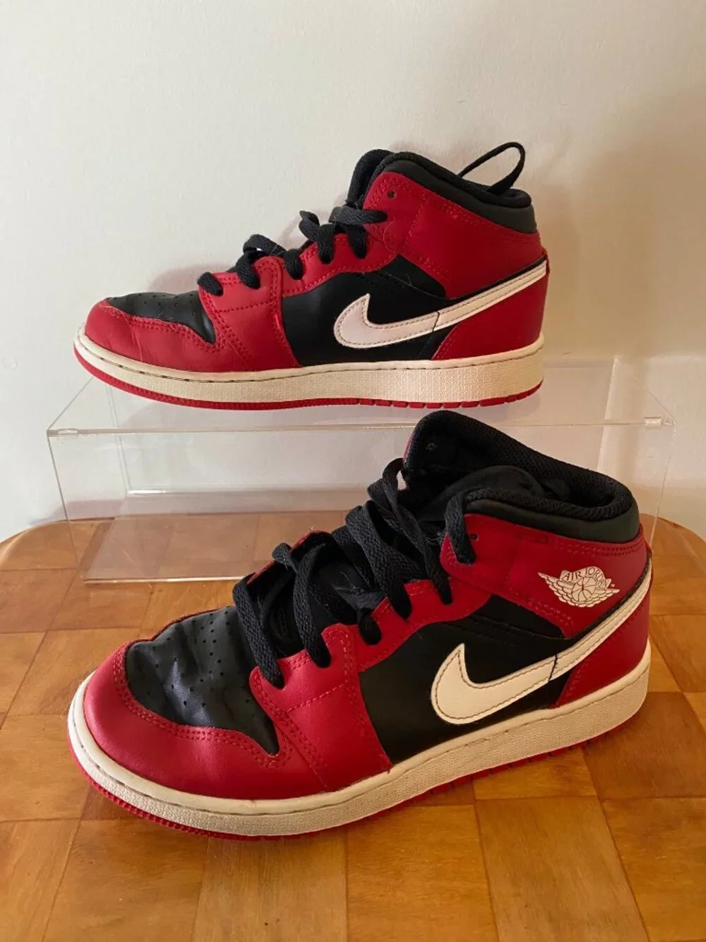 Air Jordan 1 Mid Chicago Black Toe Sneakers Youth Size 5.5Y Red/Black/White